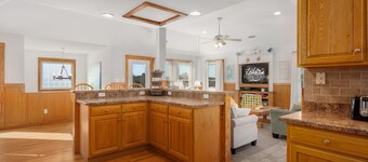 Beachnuts Too: Pet Friendly, Oceanside, Private Pool and Hot Tub