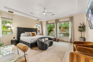 5 間睡房、書桌、熨斗/熨衫板、可攜式嬰兒床