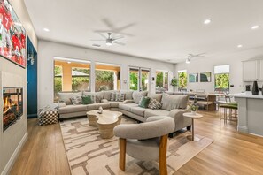 Smart-tv, eldstad, bordsfotboll och ett bordtennisbord