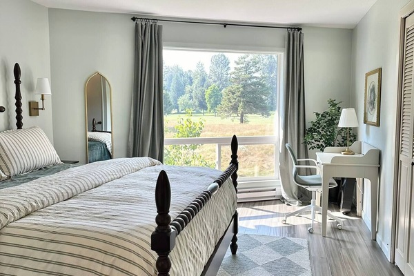 2 chambres, bureau, fer et planche Ă repasser, lit parapluie