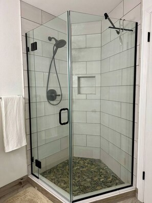 Shower, hair dryer, bidet, towels - Charming Condo Retreat (Welches)