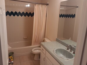 Secador de cabelo, toalhas de banho, sabonete, shampoo