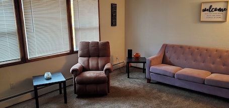リビング エリア. 2-bedroom apartment in Underwood. Great monthly rates. 30 Day Minimum.