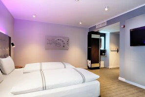 Twin Room, Roll-in Shower | Iron/ironing board, free WiFi, bed sheets