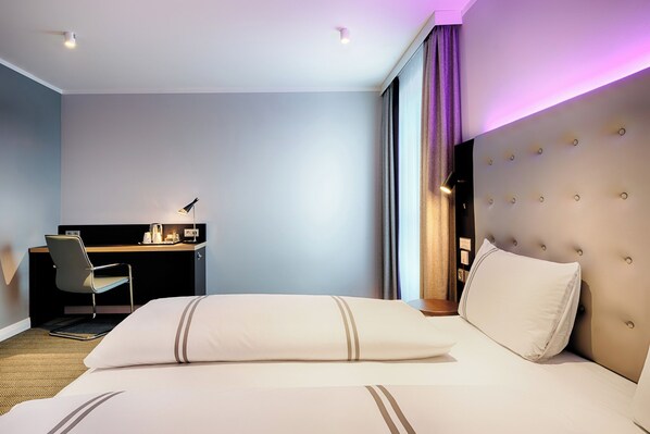 Twin Room, Roll-in Shower | Iron/ironing board, free WiFi, bed sheets