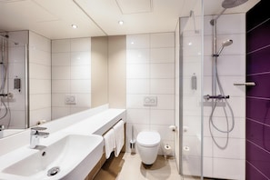 Twin Room, Roll-in Shower | Accessible bathroom