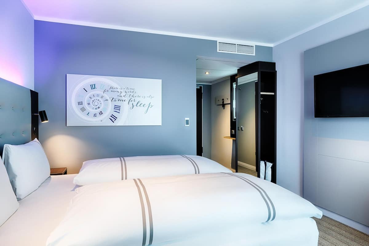 Twin Room, Roll-in Shower