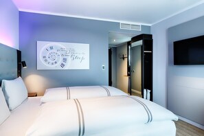 Chambre avec lits jumeaux, douche accessible en fauteuil roulant | Fer et planche à repasser, accès au Wi-Fi (inclus), literie fournie