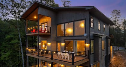 LUX Modern Cabin-VIEW- Privacy-Hot Tub-Heated Pool-Fire pit-Game room-Sleeps 20