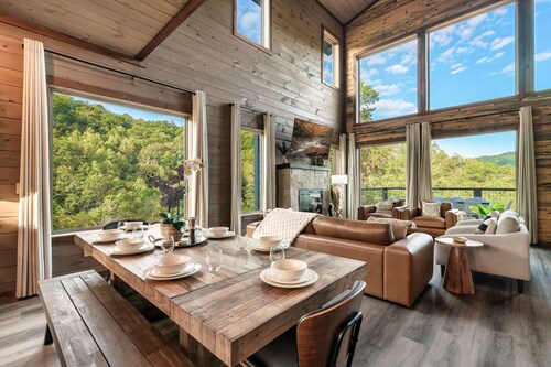 LUX Modern Cabin-VIEW- Privacy-Hot Tub-Heated Pool-Fire pit-Game room-Sleeps 20