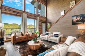 Smart TV, chimenea y oficina 