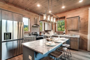 Fridge, microwave, oven, stovetop - Lux*View* Heated Pool*Fire Pit*Sauna*Gameroom (Pigeon Forge)