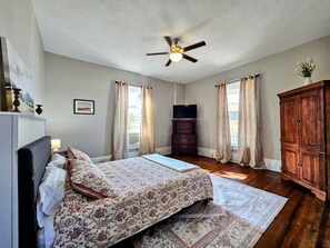 4 bedrooms, iron/ironing board, free WiFi, bed sheets