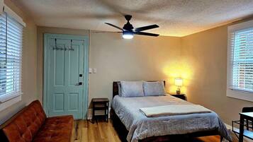 1 Schlafzimmer, BĂŒgeleisen/BĂŒgelbrett, Internetzugang, BettwĂ€sche