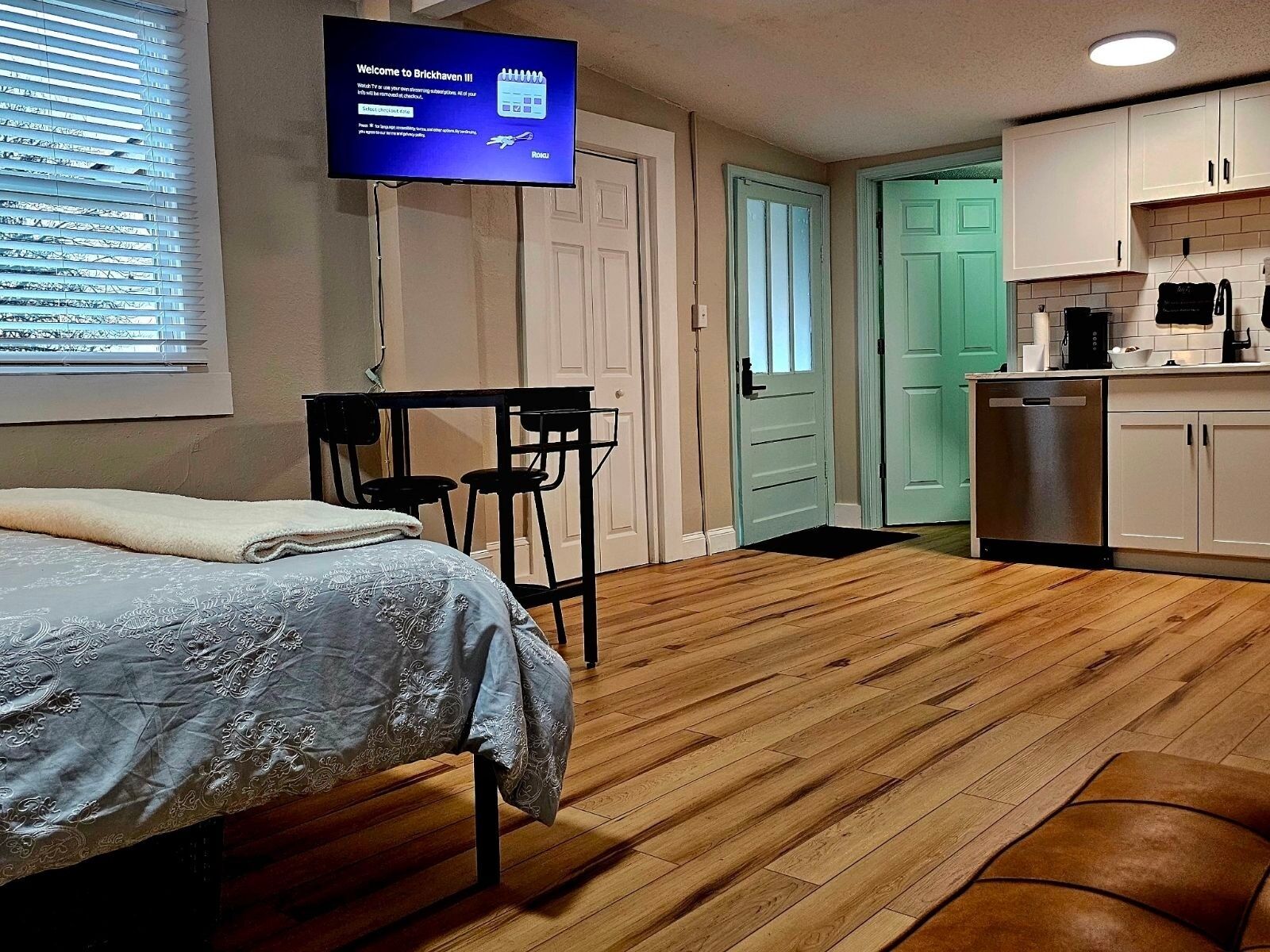 1 bedroom, iron/ironing board, internet, bed sheets