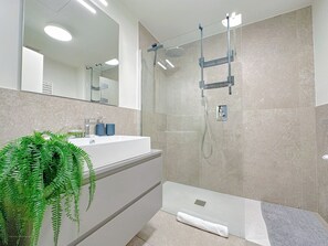 Douche, séchoir à cheveux, bidet, serviettes fournies