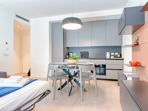 雪櫃、微波爐、焗爐、爐具