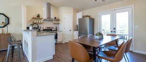 Jääkaappi, mikroaaltouuni, uuni, liesi