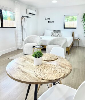 Tabla de planchar con plancha, wifi gratis y ropa de cama