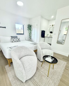 Tabla de planchar con plancha, wifi gratis y ropa de cama