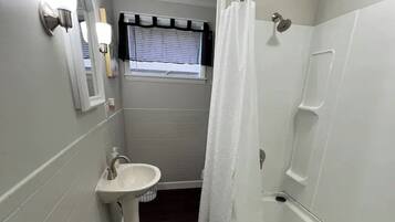 Hiustenkuivaaja, pyyhkeet, saippua, sampoo