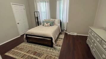 3 makuuhuonetta, silitysrauta/-lauta, ilmainen Wi-Fi, vuodevaatteet