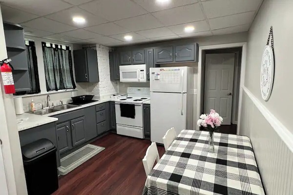 Een koelkast, een microgolfoven, een oven, een kookplaat