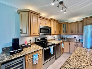 Frigorifero, microonde, forno, piano cottura