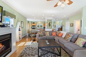 智能電視、壁爐、書籍