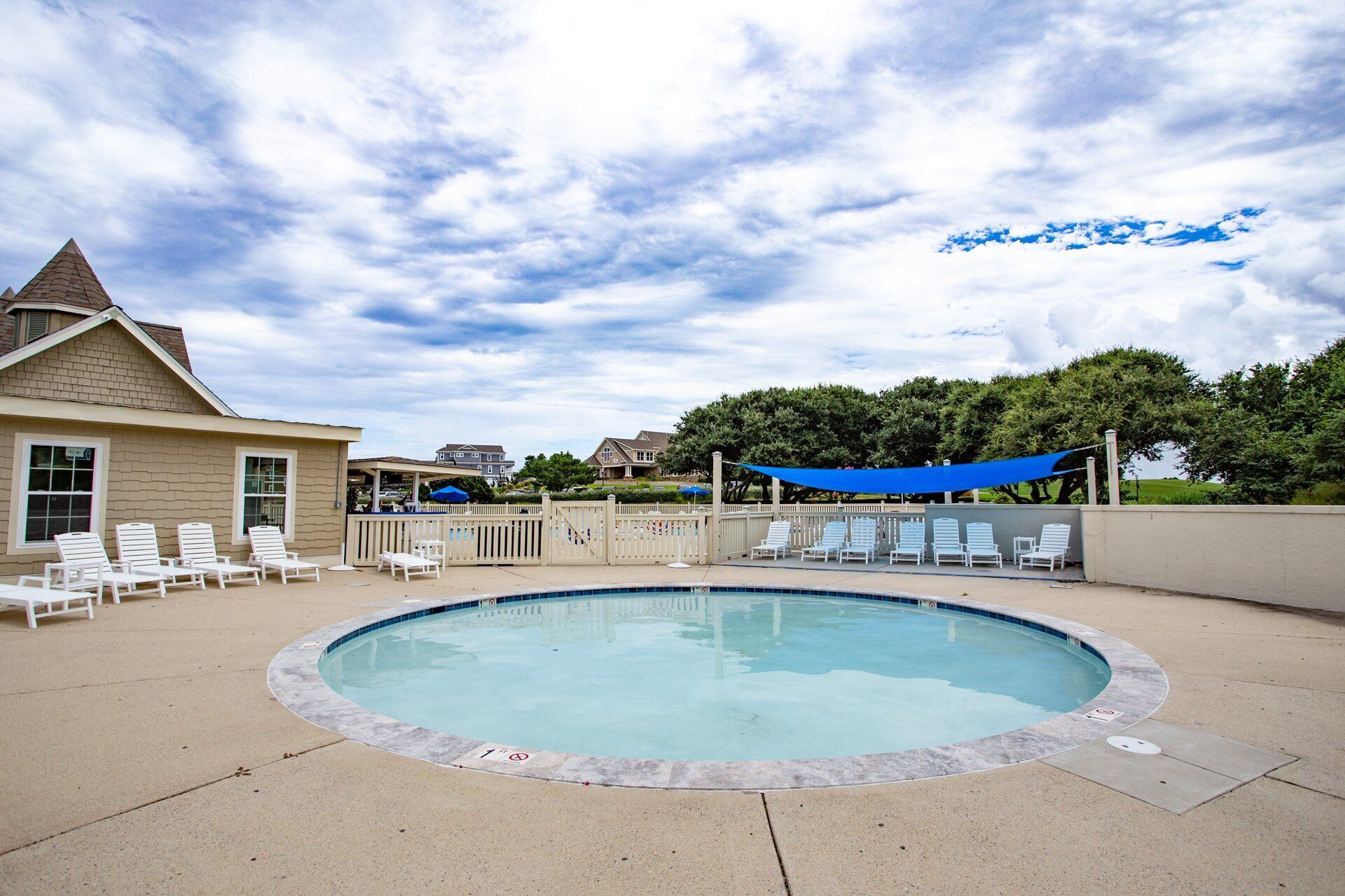 Multiple pools, a Fishing pond, a Clubhouse with a Gym, Golf, Shuffleboard, Bocce ball, Basketball&Tennis courts, views. Currituck Club will keep a smile on your face throughout your stay.