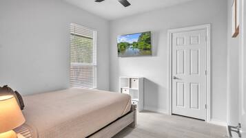 4 bedrooms, iron/ironing board, WiFi, bed sheets