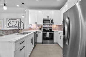 Refrigerador, microondas, horno, placa de cocina