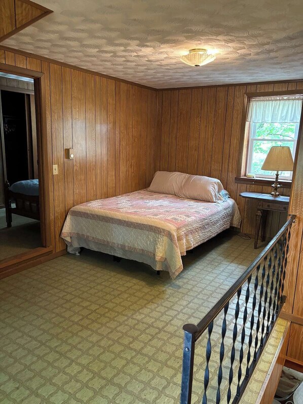 3 makuuhuonetta, vauvan matkasänky, vuodevaatteet