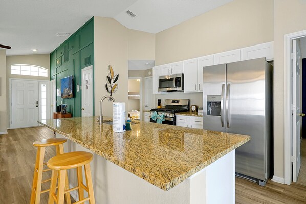 Fridge, microwave, oven, dishwasher - Pet-Friendly Home w/ Pool Near Disney & Champions Gate (Davenport)