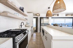 Fridge, oven, stovetop, dishwasher - 5 mins to Magen's Bay! Near ferry & restaurants (St. Thomas)