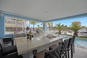 Outdoor dining - KEY LARGO 5 Bed Waterfront STUNNER with Elevator, Pool & Dock mins to the Reef (Key Largo)