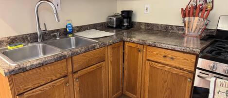 Een microgolfoven, een oven, een kookplaat