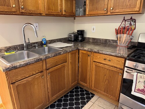 Charming apartment king bed with AC, WiFi