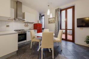 Geladeira, fogão, cooktop, lava-louças