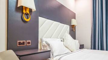 2 habitaciones, escritorio, tabla de planchar con plancha y wifi