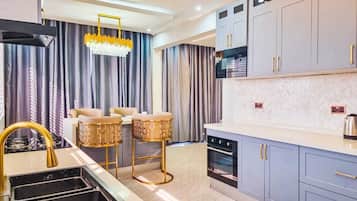 Een koelkast, een microgolfoven, een oven, een kookplaat