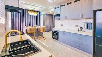 Refrigerador, microondas, horno, placa de cocina