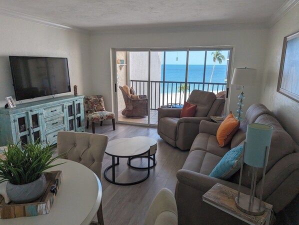 Living area - 1 bedroom Condo on the Beach of Little Hickory Island (Bonita Springs)