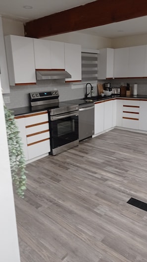 Microonde, forno, piano cottura, lavastoviglie