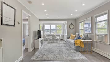 Smart TV, fireplace