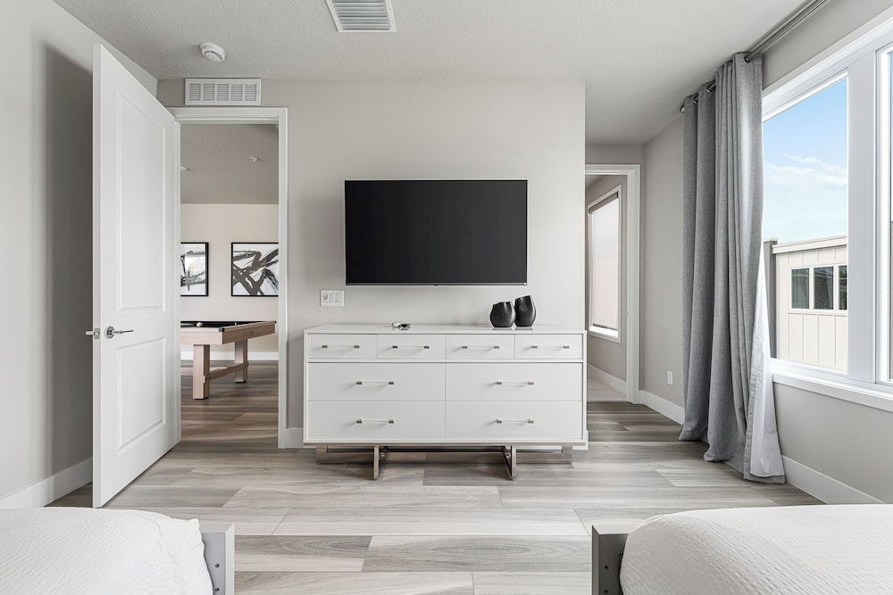 Spectrum Joy 5 bed, 4 bath Townhome Near Attractions Four