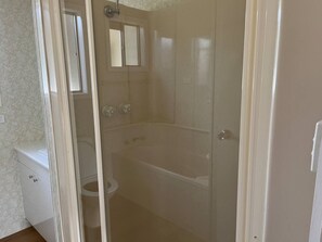 Sèche-cheveux, serviettes fournies, savon, shampoing