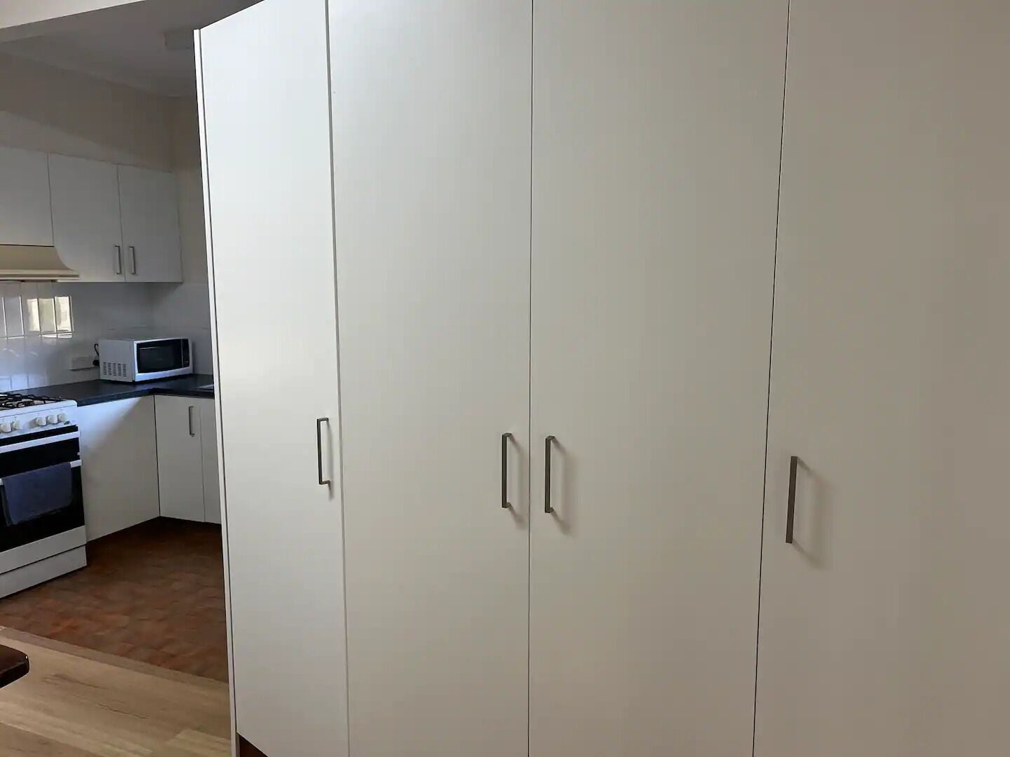 Microondas, horno, placa de cocina, mesa de comedor