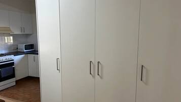 Mikrobølgeovn, ovn, kokeplater og spisebord