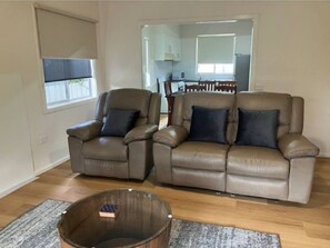 Smart TV - Entire home in Hay, Australia
 (Hay)